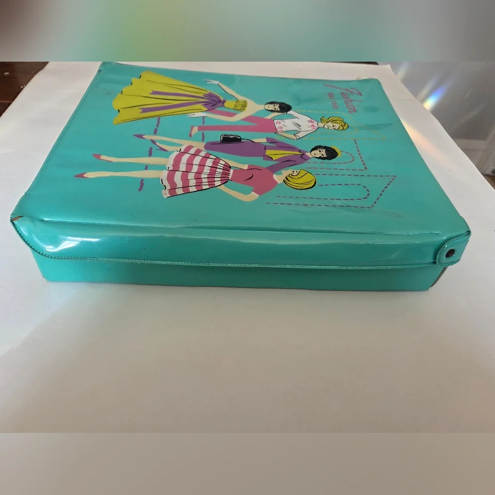 Rare Vintage 1960s Fashion Doll Accessory Case In Green/Aqua Color. Used